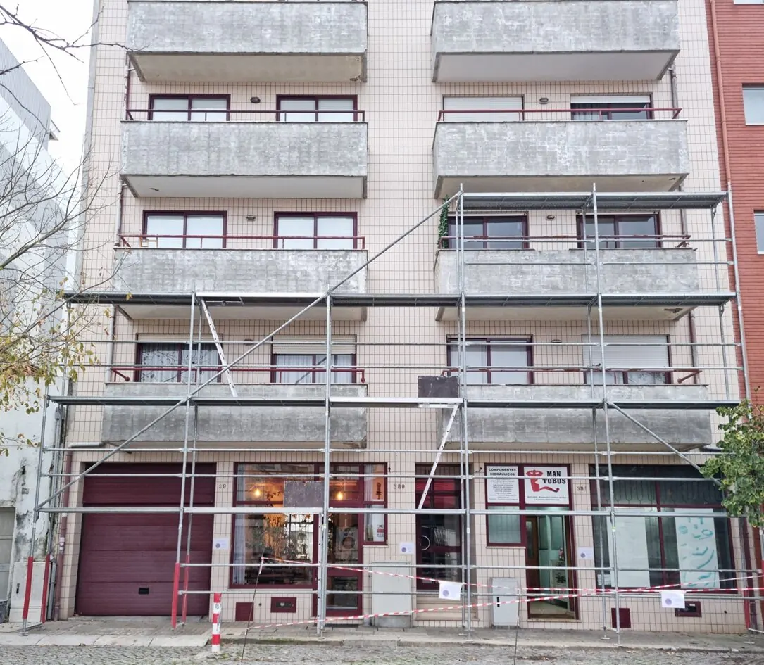 Fachada em Matosinhos antes da reabilitação
